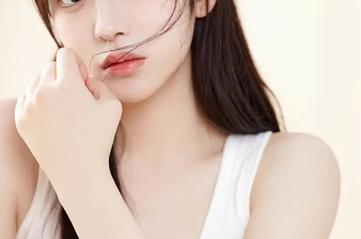 曝男明星KTV亲女网红